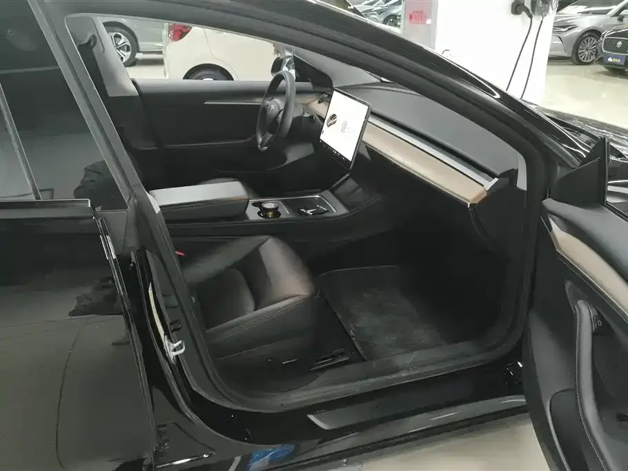 Tesla Model 3 — фото 4