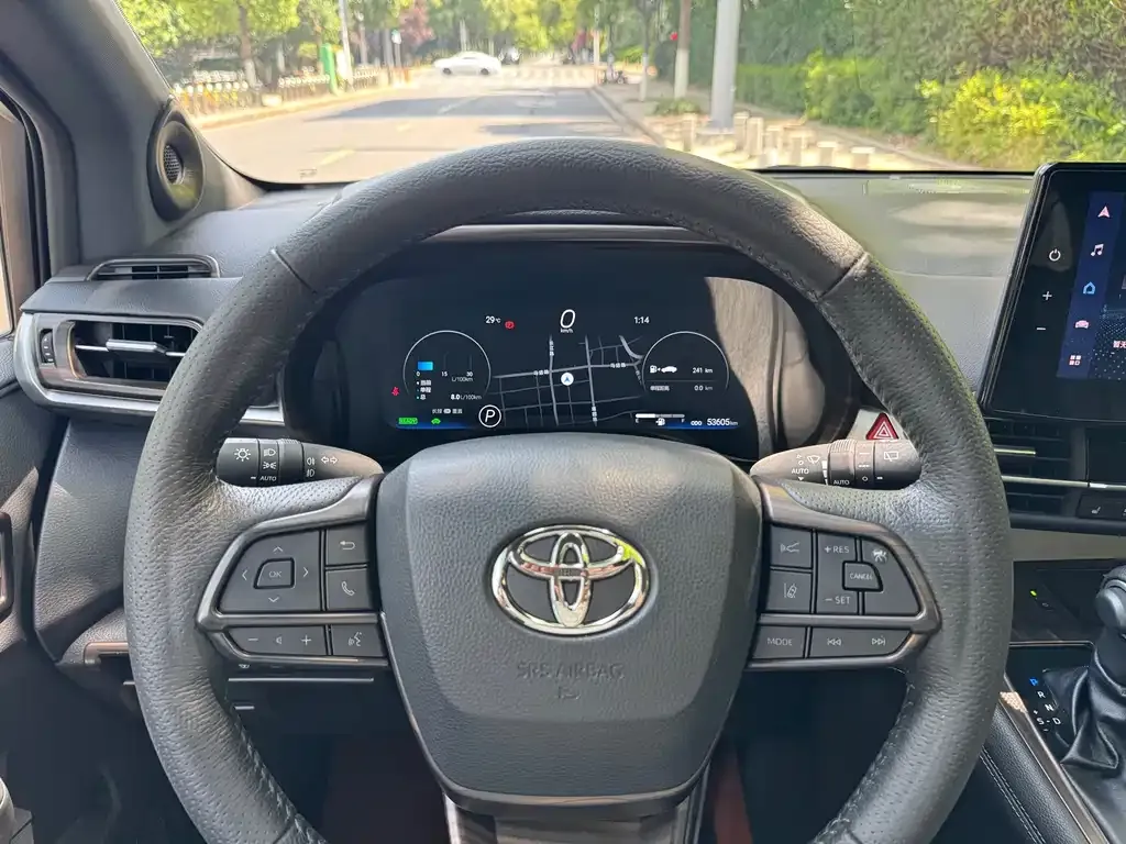 Toyota Granvia — фото 3