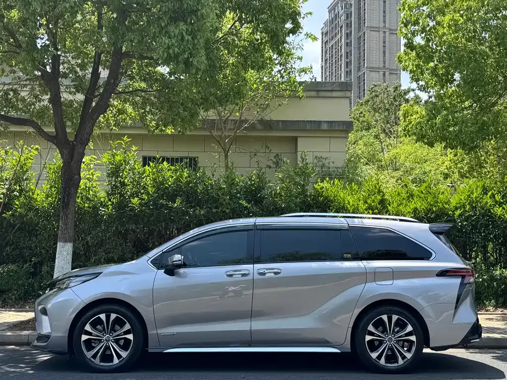 Toyota Granvia — фото 8