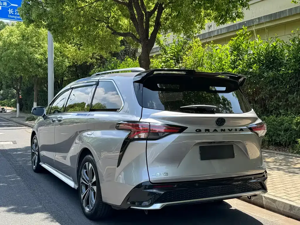 Toyota Granvia — фото 7