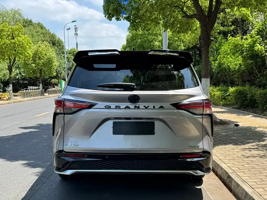 Toyota Granvia — фото 9