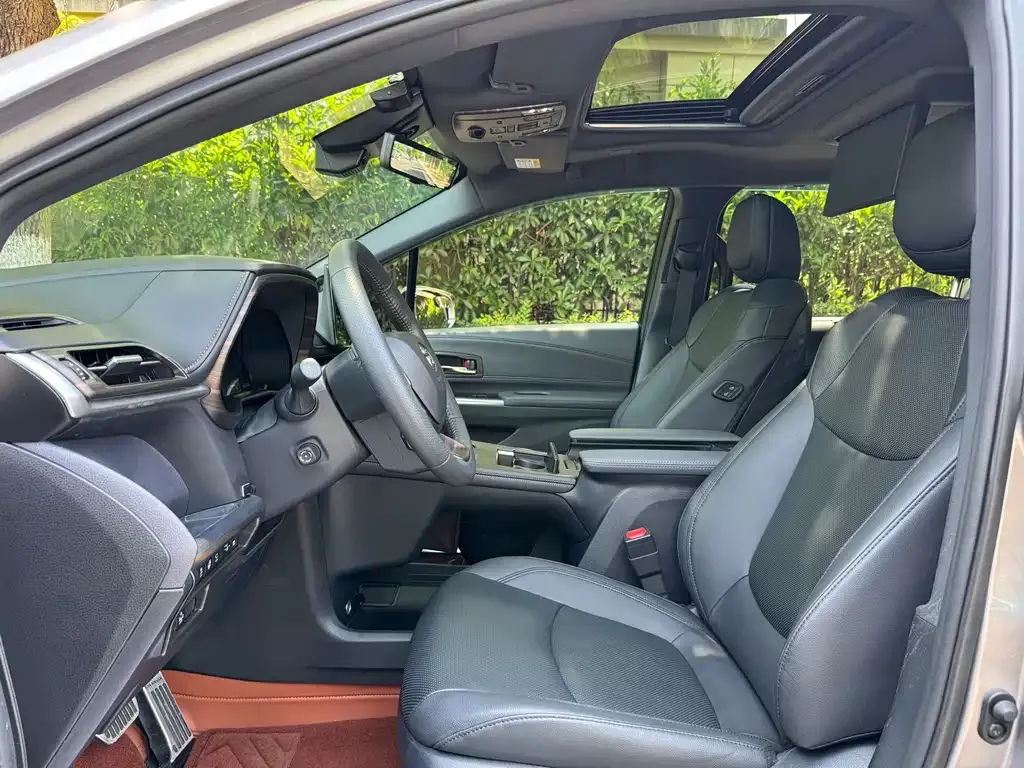 Toyota Granvia — фото 2