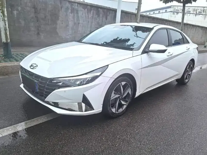 Hyundai Elantra — фото 1