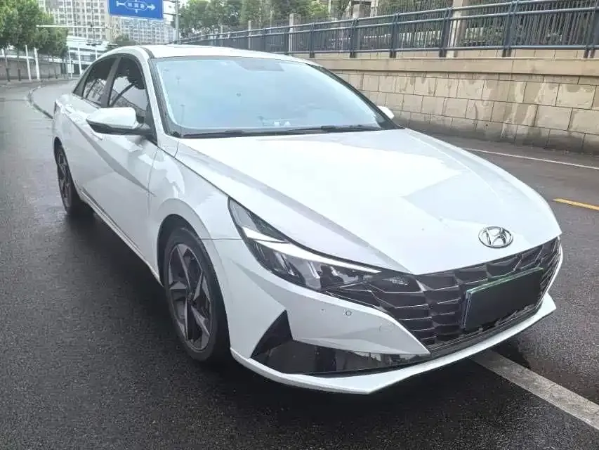 Hyundai Elantra — фото 3