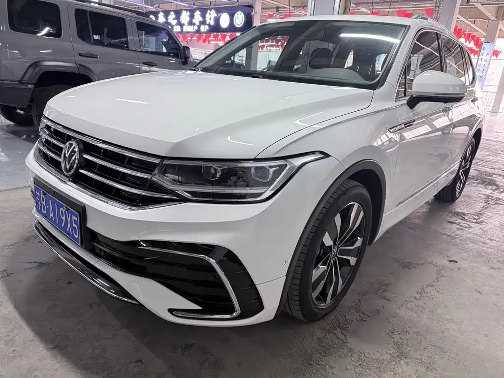 Volkswagen Tiguan L — фото 1