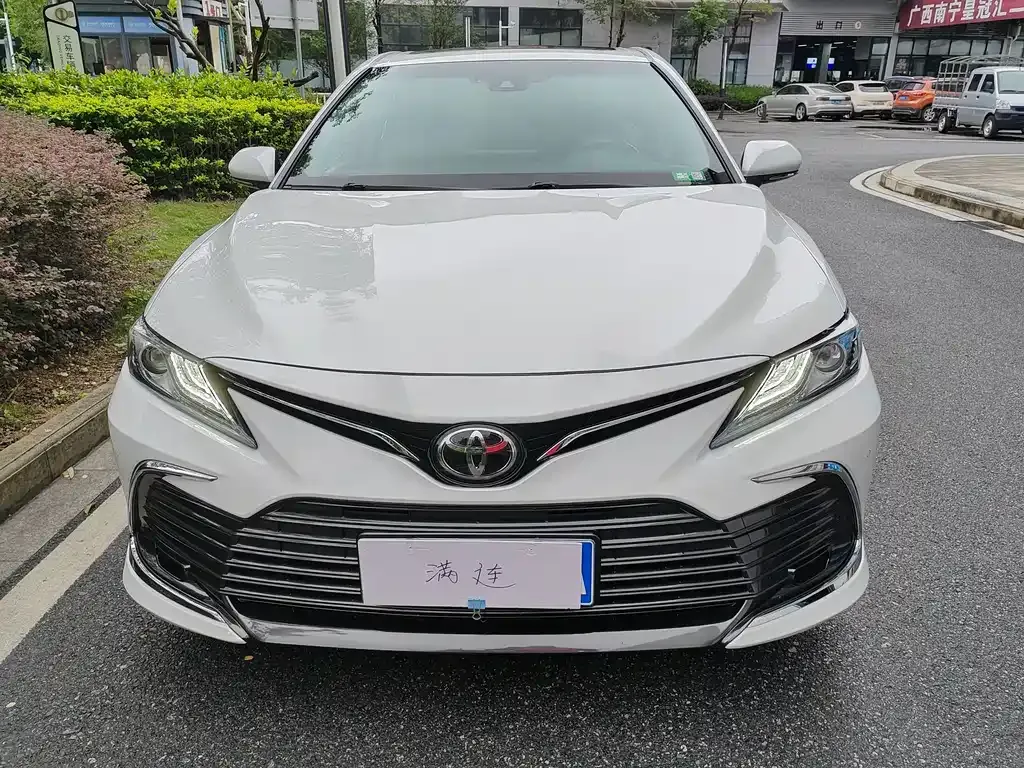 Toyota Camry — фото 1