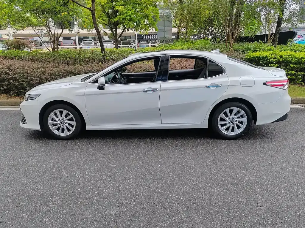 Toyota Camry — фото 6