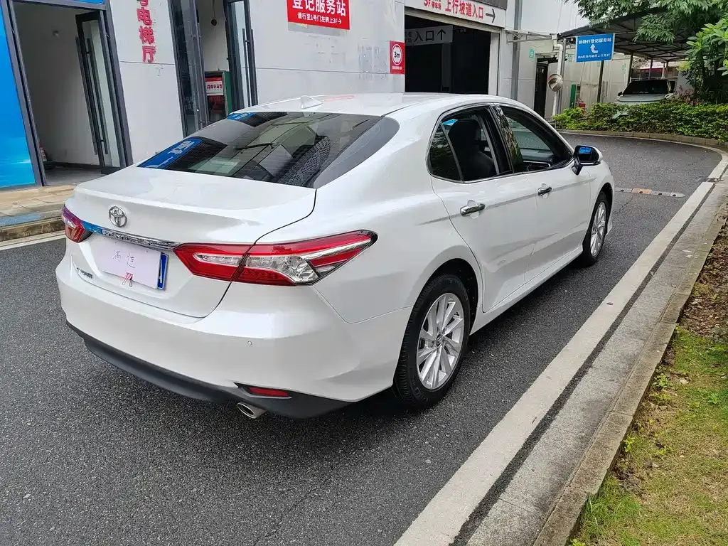 Toyota Camry — фото 10