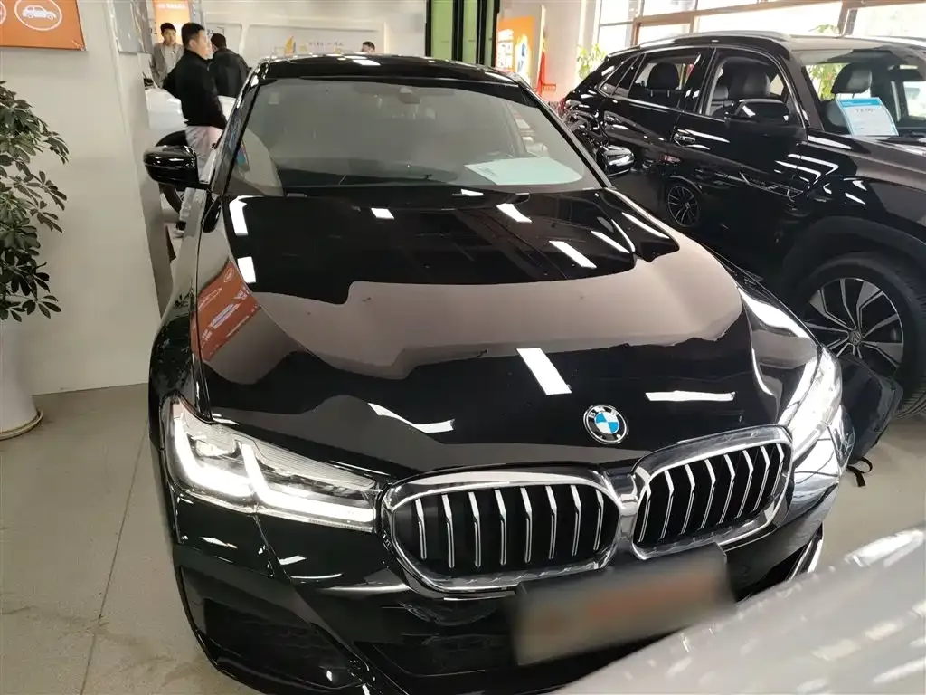 BMW 5 Series — фото 1