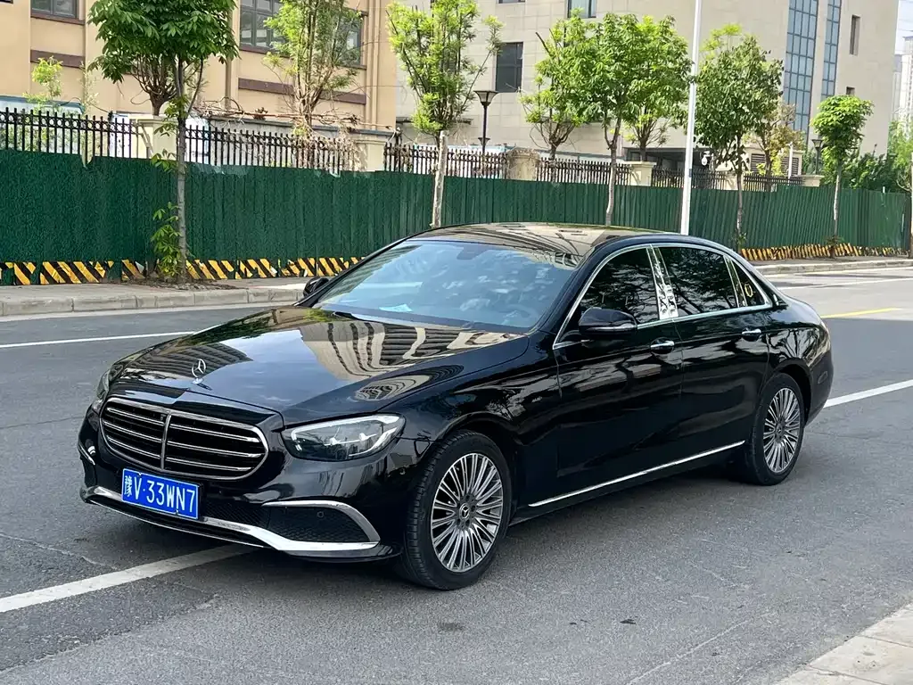 Mercedes-Benz E-Class — фото 1