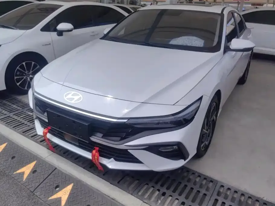 Hyundai Elantra — фото 1