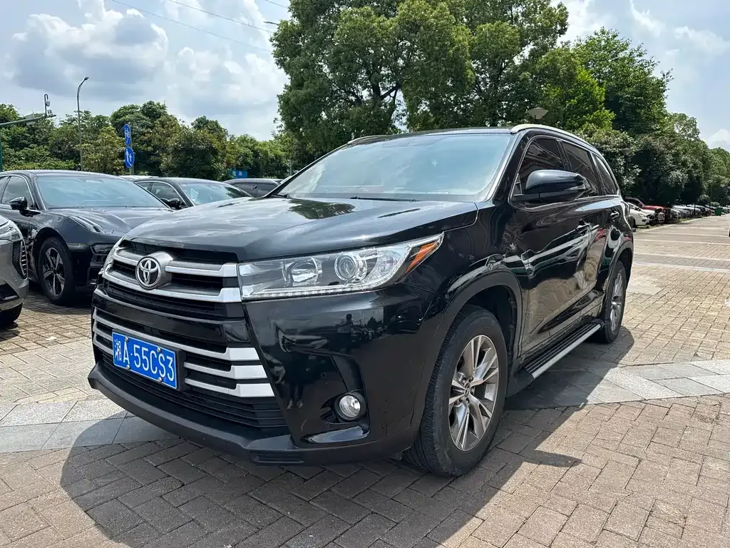 Toyota Highlander — фото 1