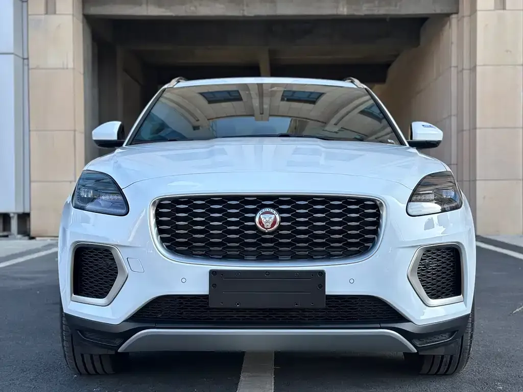 Jaguar E-PACE — фото 8