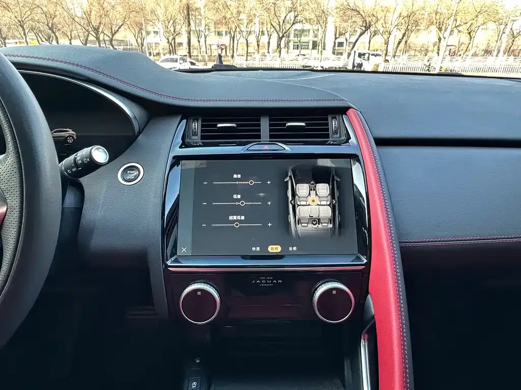 Jaguar E-PACE — фото 2