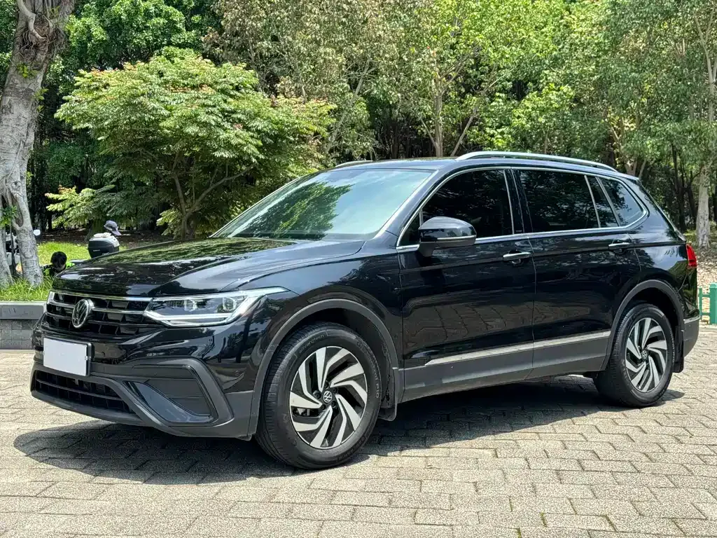 Volkswagen Tiguan L — фото 1