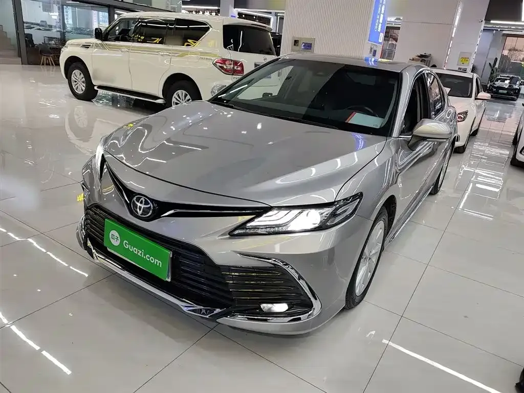 Toyota Camry — фото 1