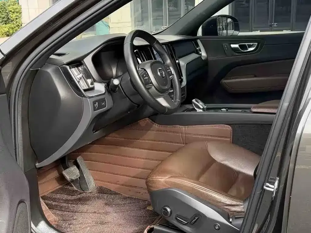 Volvo XC60 — фото 4