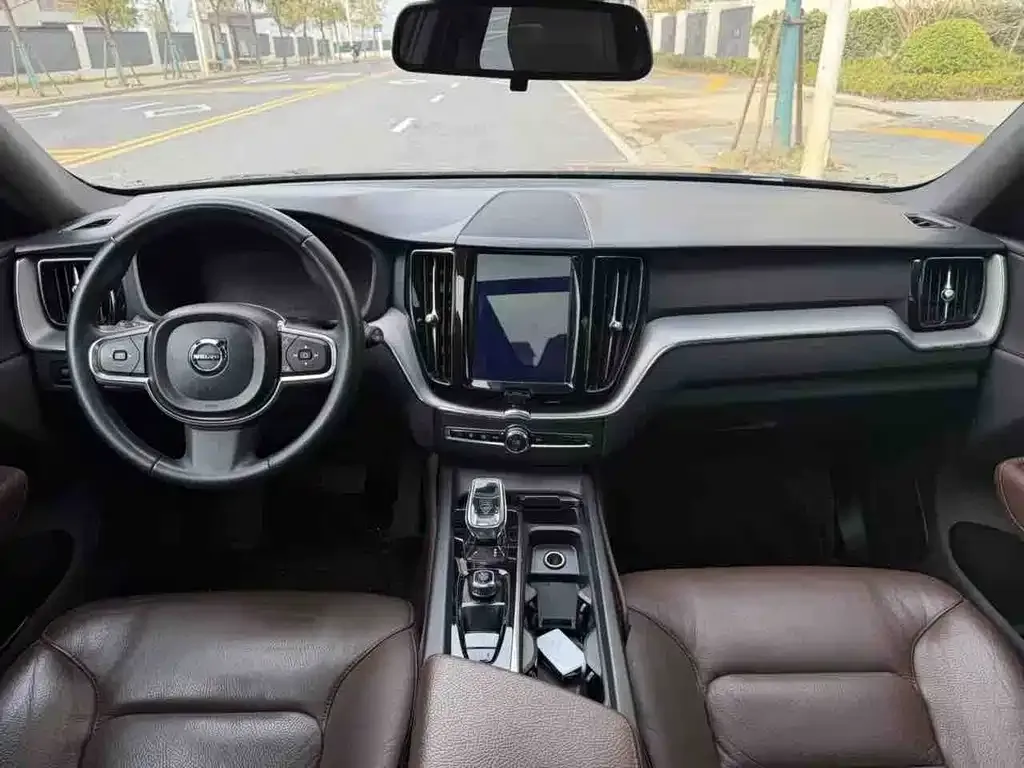 Volvo XC60 — фото 2