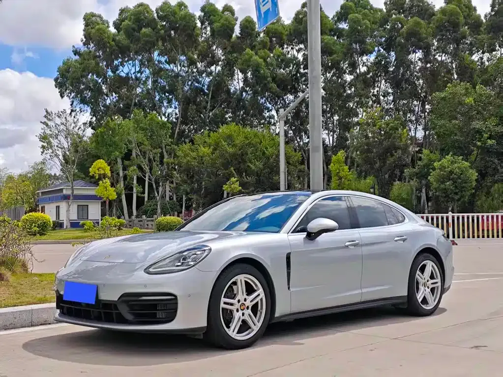 Porsche Panamera — фото 1