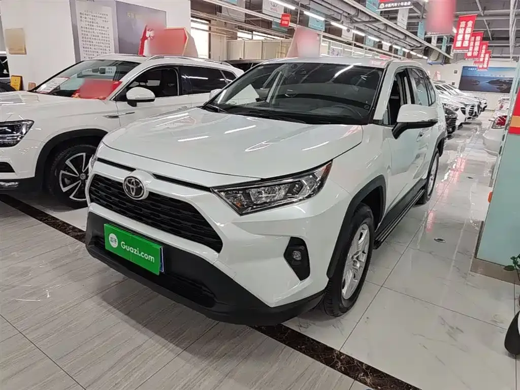 Toyota RAV4 — фото 1