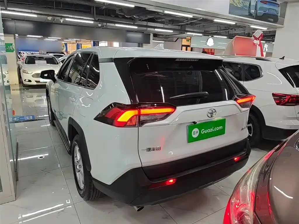 Toyota RAV4 — фото 9