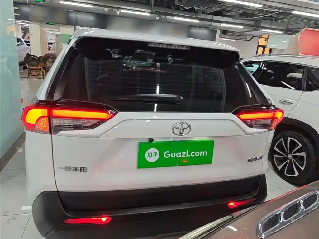 Toyota RAV4 — фото 10