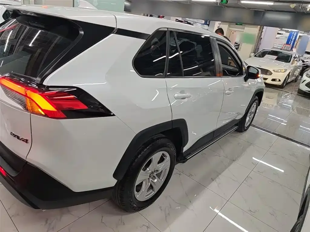 Toyota RAV4 — фото 7