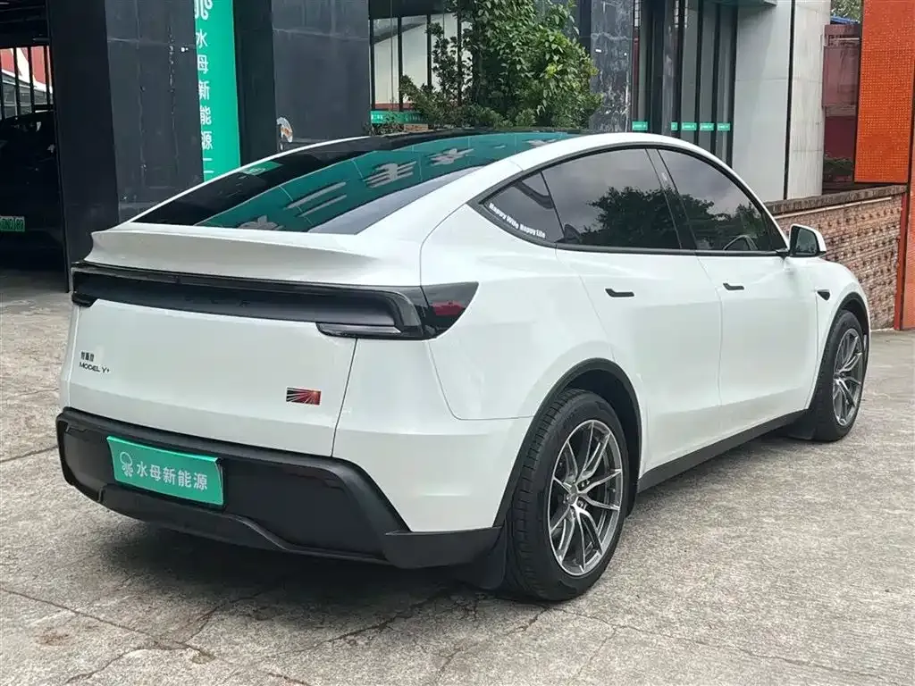 Tesla Model Y L — фото 6