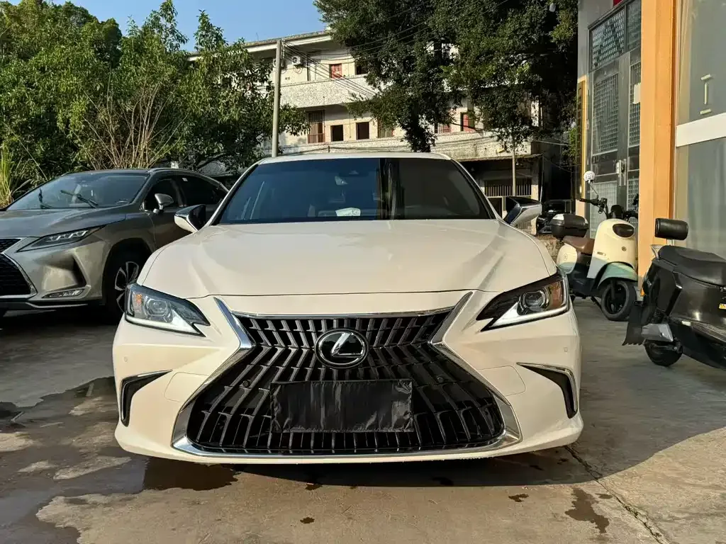 Lexus ES — фото 1