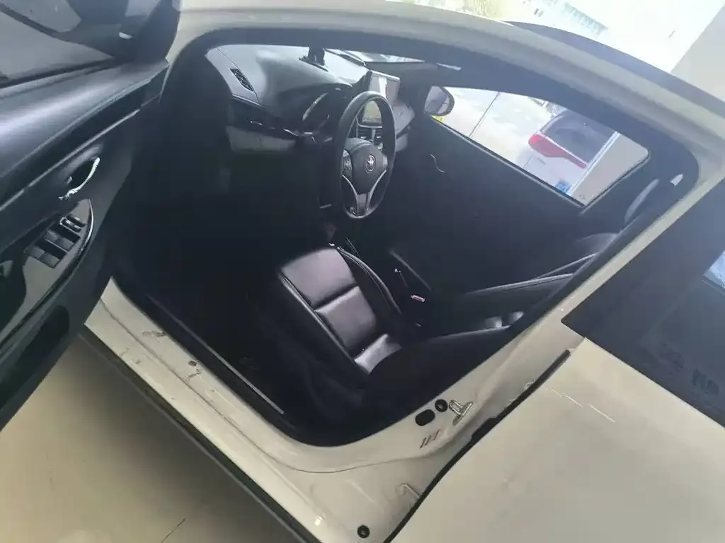 Toyota Yaris L — фото 2
