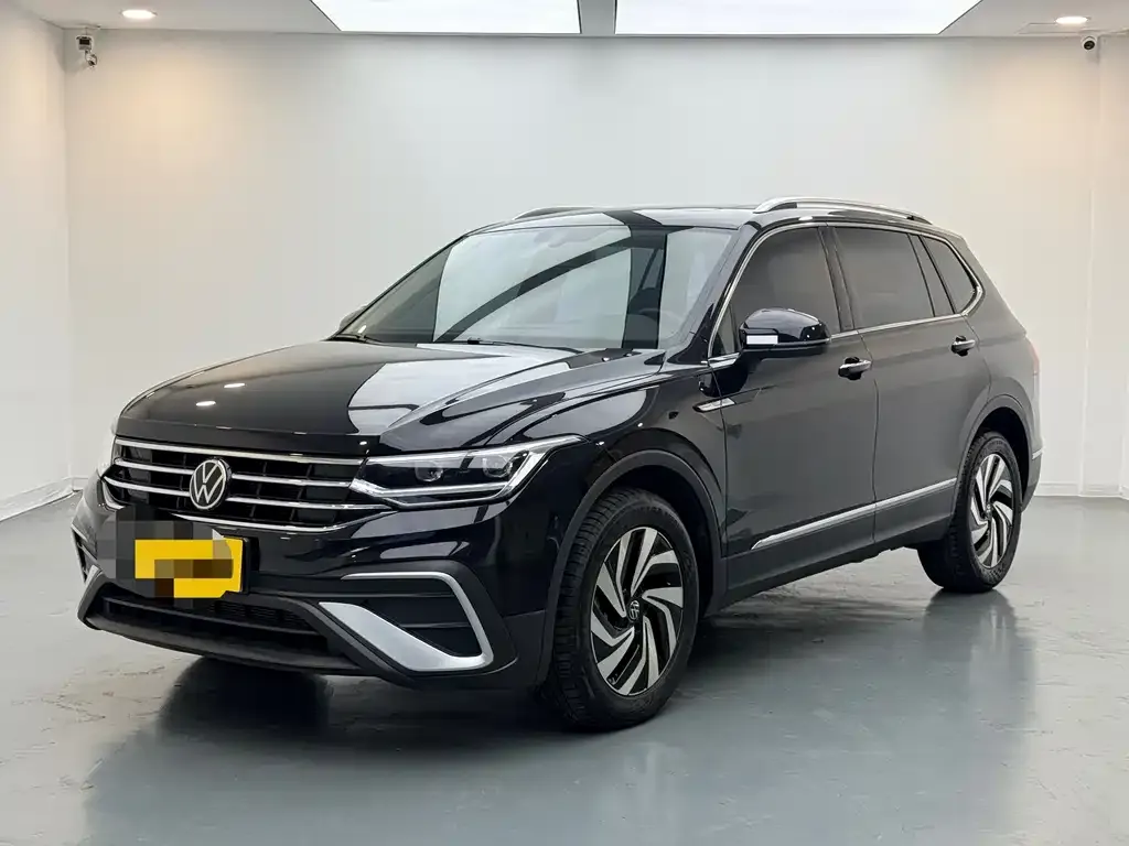 Volkswagen Tiguan L — фото 1