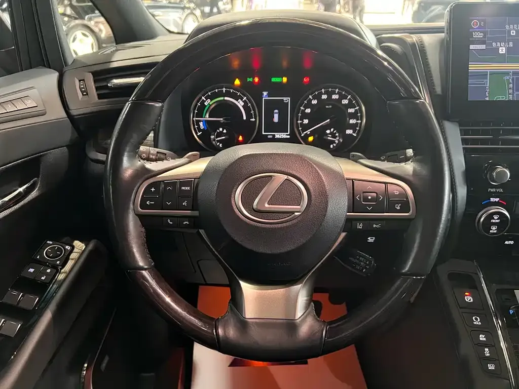 Lexus LM — фото 10