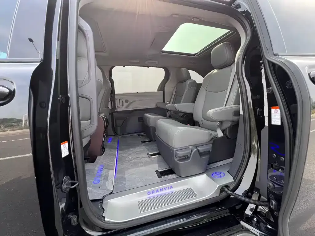 Toyota Granvia — фото 8