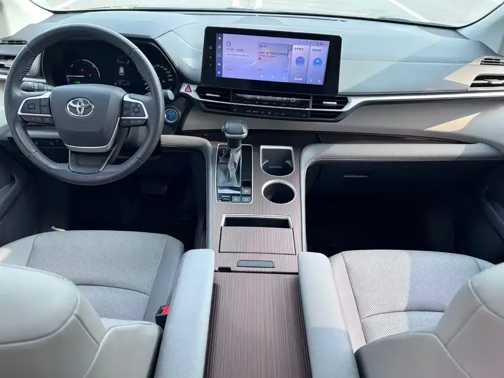Toyota Granvia — фото 4