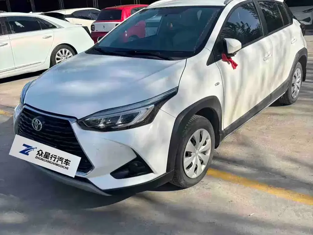 Toyota Yaris L — фото 1