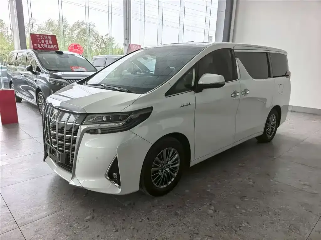 Toyota Alphard — фото 1