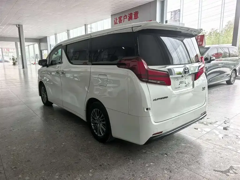 Toyota Alphard — фото 4