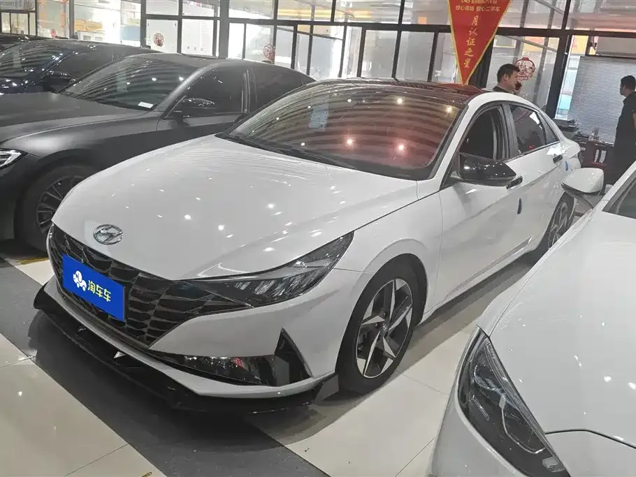 Hyundai Elantra — фото 1