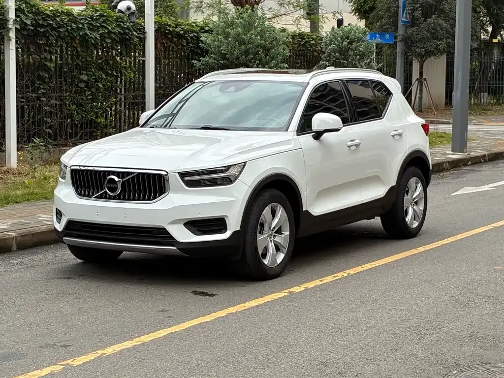 Volvo XC40 — фото 1