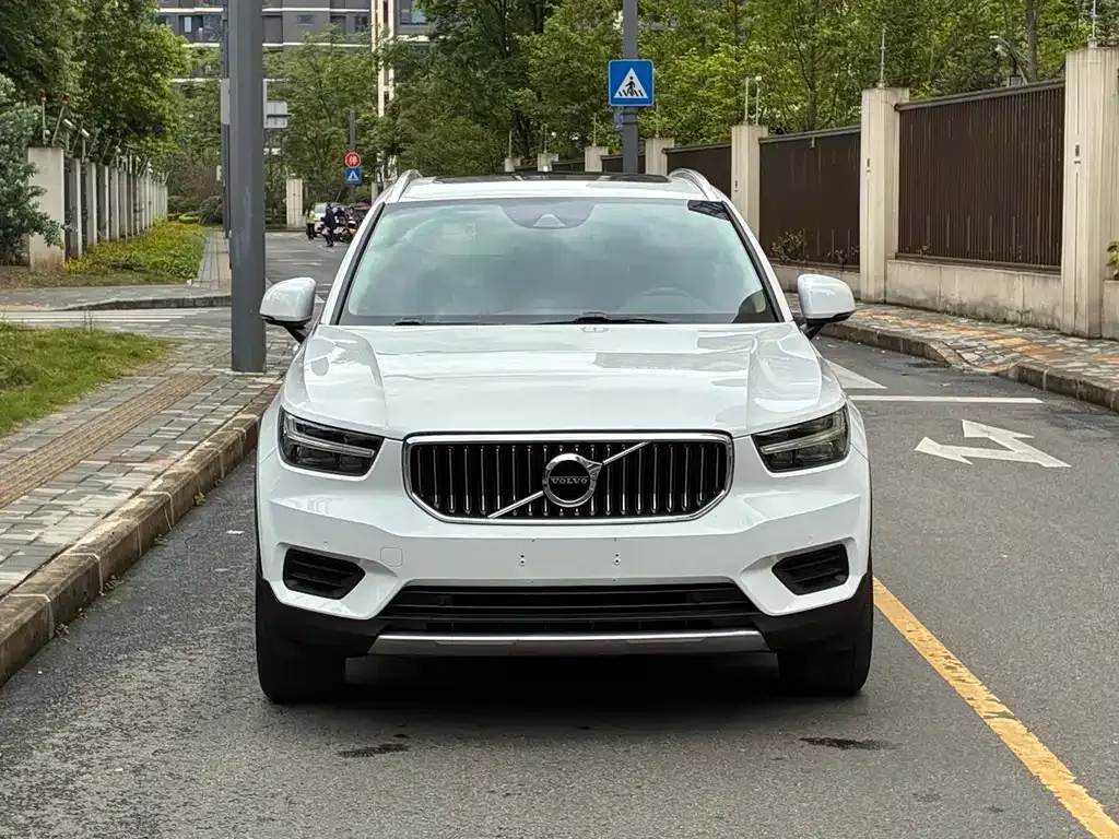 Volvo XC40 — фото 2