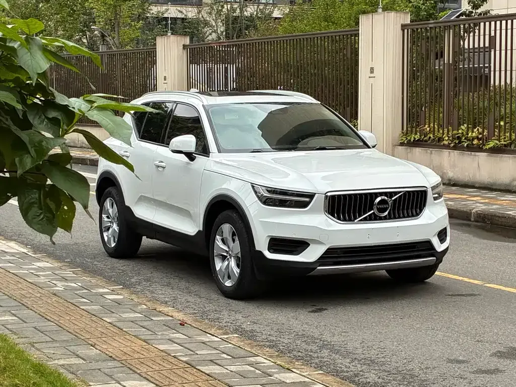 Volvo XC40 — фото 8