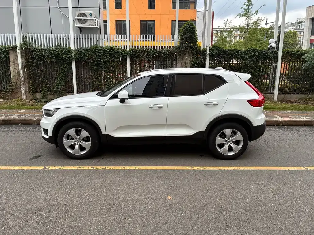 Volvo XC40 — фото 10