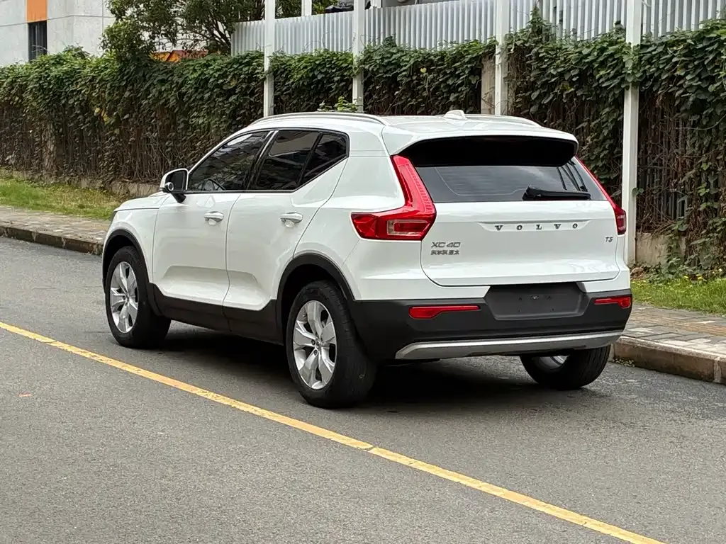 Volvo XC40 — фото 9