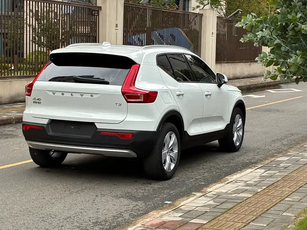 Volvo XC40 — фото 5