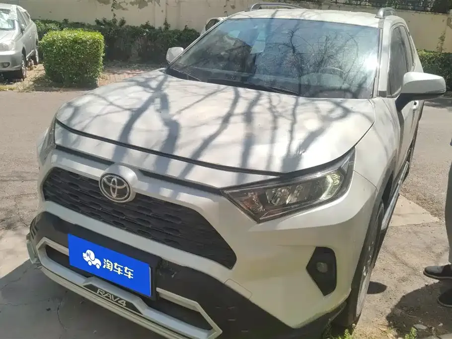 Toyota RAV4 — фото 1