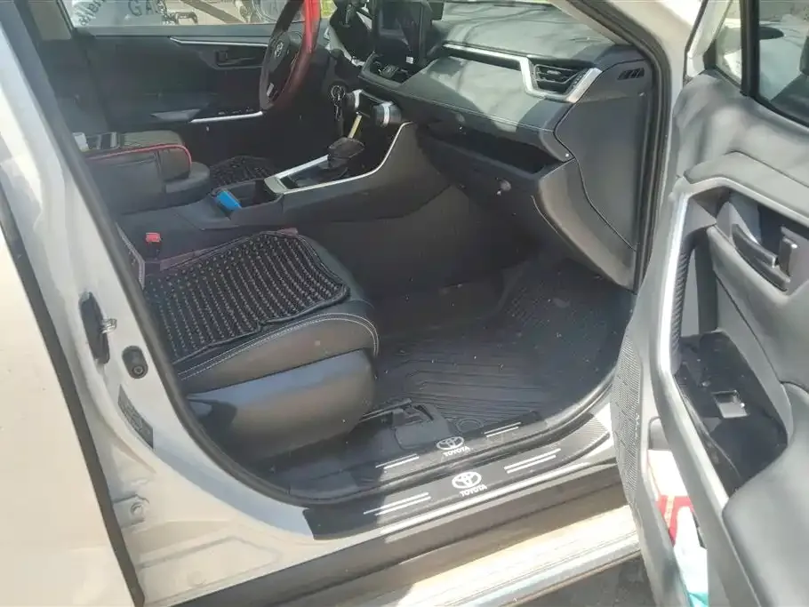 Toyota RAV4 — фото 10