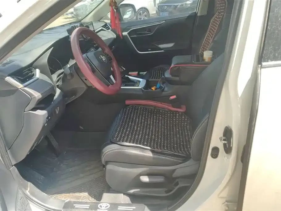 Toyota RAV4 — фото 2