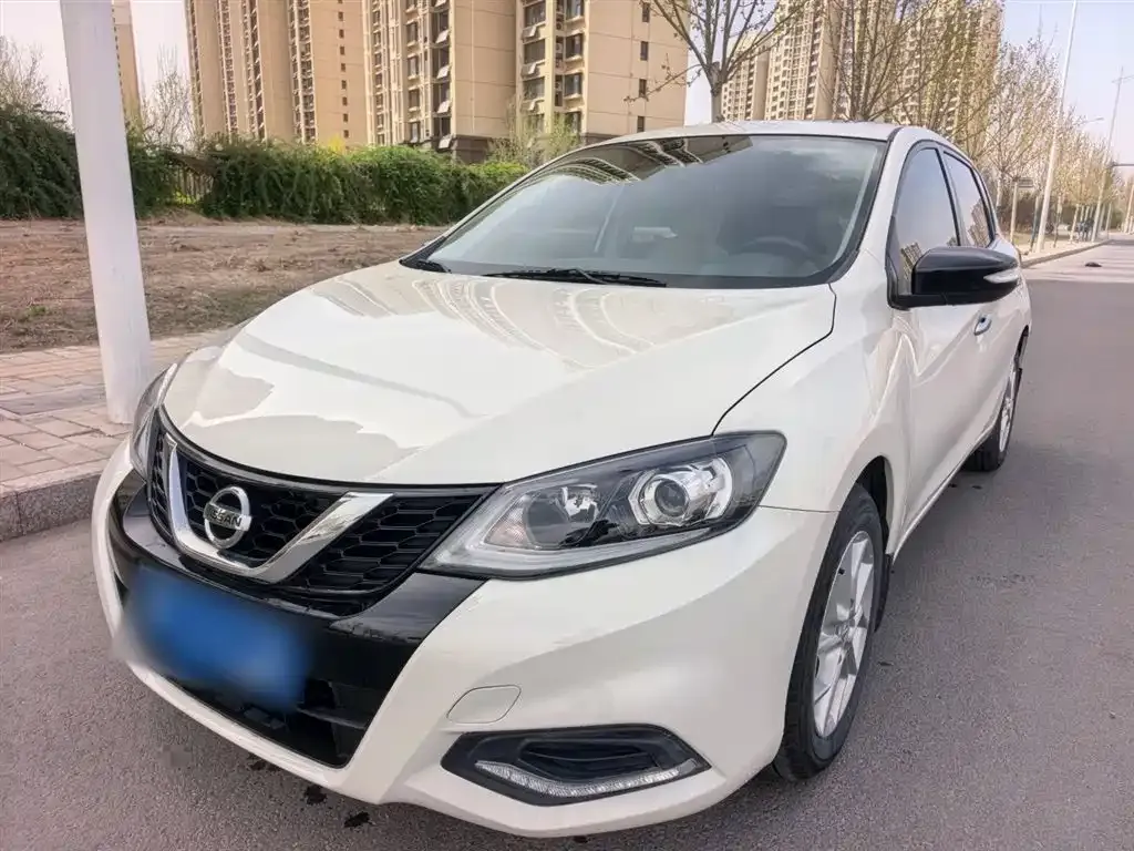 Nissan Tiida — фото 1