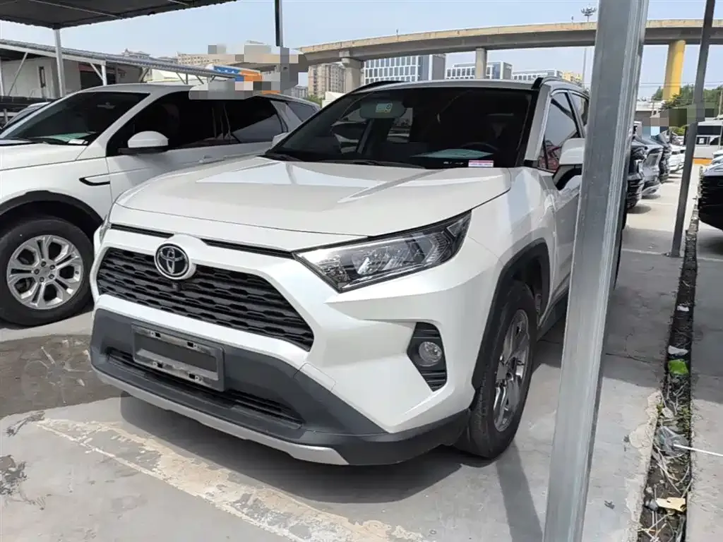Toyota RAV4 — фото 1