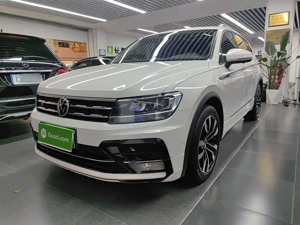 Volkswagen Tiguan L — фото 1